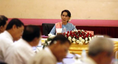 Aung San Suu Kyi Hosts Ethnic Tribes in Myanmar