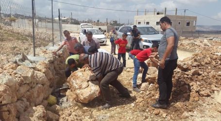 Volunteers Reopen Road Sealed Off by Israeli Army in Qasra