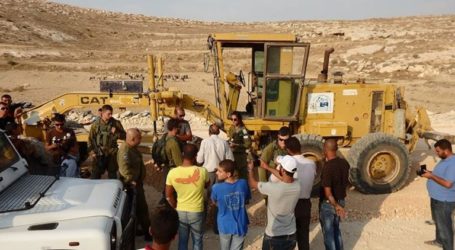 Israeli Soliders Steal Palestinian Buldozer From Bethlehem