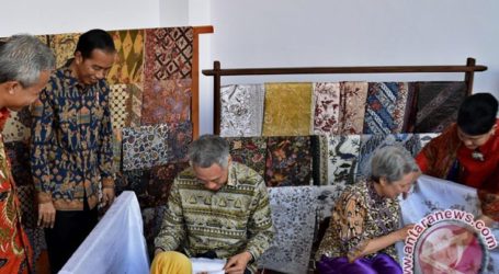 Jokowi  and Lee Carry Out Batik Diplomacy