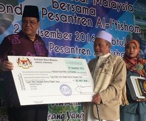 Malaysia Gives Aid to Religious School in Jakarta