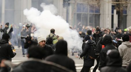 Trump Inauguration : Almost 100 Arrested as Police and Protesters Clash in First Hours of New Presidency
