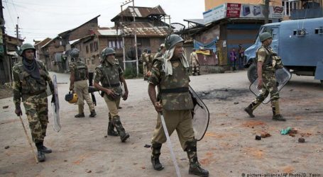 Indian Police Say Two Soldiers Killed in Clashes with Armed Men in Kashmir