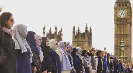 Muslim Women Form Human Chain along Westminster Bridge after London Attack