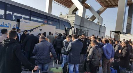 Palestinian Youth Delegation Leaves Blockaded Gaza on Way to Egypt