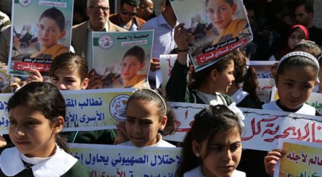 Gaza Schoolgirls Rally in Solidarity with Children in Israeli Jails