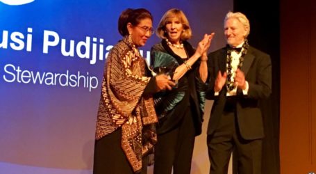 Minister Susi Receives Peter Benchley Ocean Award