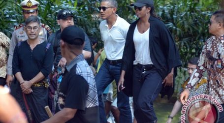 Obama Visits Tirta Empul Temple in Bali