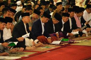 Jokowi, Kalla Perform Eid Fitr Prayers at Istiqlal Mosque