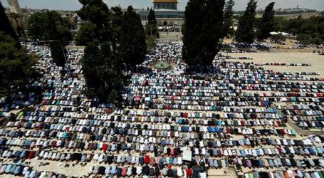 Palestinians Pour into al-Aqsa Mosque Complex for 1st Friday of Ramadan