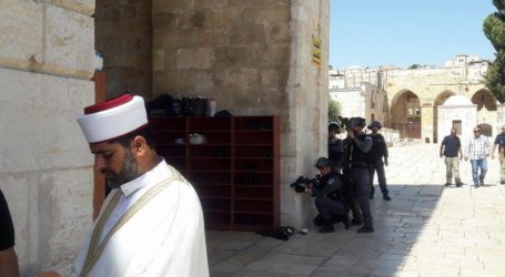 Undercover Israeli Officers Invade Al-Aqsa Mosque, Smash Its Doors And Attack Worshipers