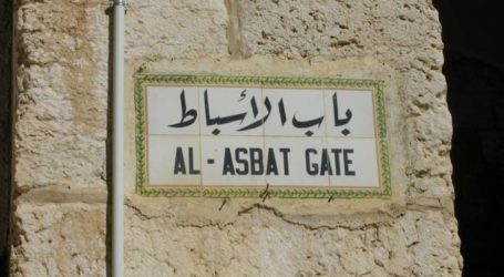 Jerusalemite Perform Fajr Prayer Close to Al-Asbat Door