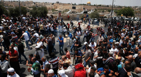 Israeli Police Attack Palestinian Worshippers Outside Damascus Gate