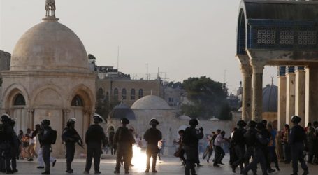 Israeli Forces Fire Tear Gas at Palestinians Returning to al-Aqsa Mosque, over 100 Injured