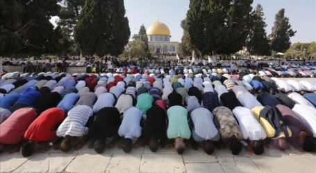 Some 10,000 Palestinian Perform Jumaa Prayers at Al-Aqsa
