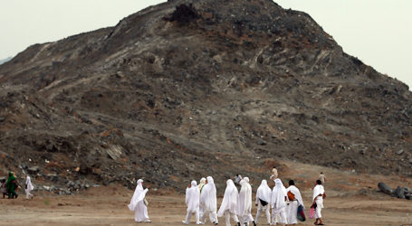 Pilgrims Head to Mount Arafat to Perform Hajj Grandest Ritual
