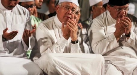 Najib Joins Muslims in Putrajaya to Pray for Malaysia