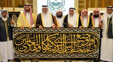 Makkah Emir Hands Over Kiswa to Senior Keeper of Kaaba