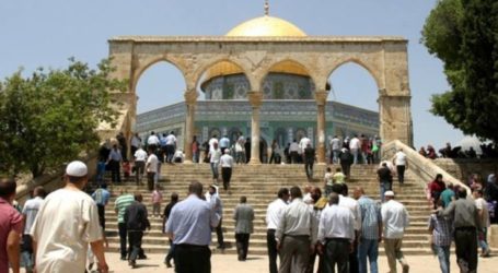 Cleric Calls for Intensifying Palestinian Presence at Aqsa on Tuesday