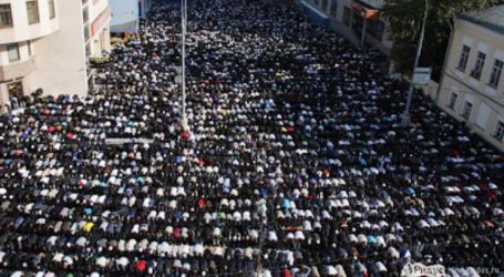 Russian Muslims Perform Eid al-Adha Prayer in Moscow