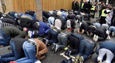 Muslim Prays in Street of Paris Due to Mosque Shortages