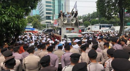 Hardline Islamists Rally in Jakarta after Facebook Blocks 70 Online Groups