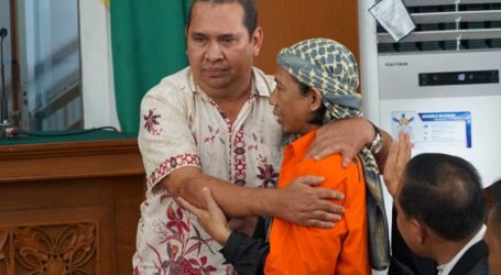 Starbucks Bombing Victim Surprises Indonesian Judges by Hugging His Alleged Attacker
