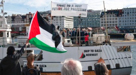Freedom Flotilla Boat Visits English Port of Brighton