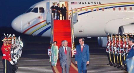 Jokowi Welcomes Arrival of Mahathir at Halim Perdanakusuma