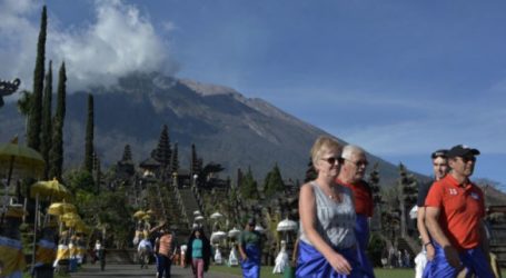 Tourist Visits to Besakih Unhindered by Mount Agung`s Volcanic Eruption