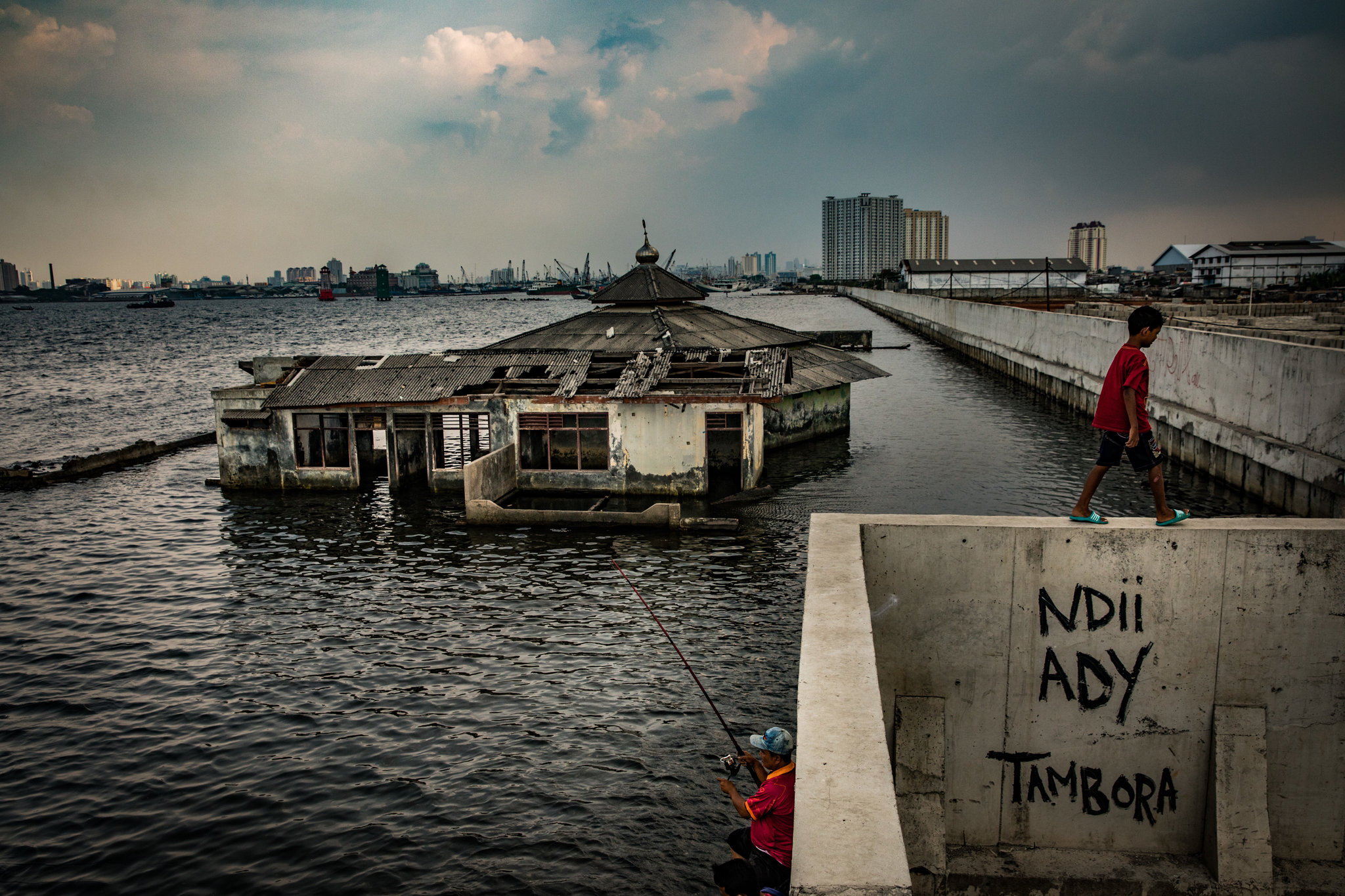 Тону город. Столица Индонезии уходит под воду. Наполовину затопленный город. Тонущий город. Города ушедшие под воду.