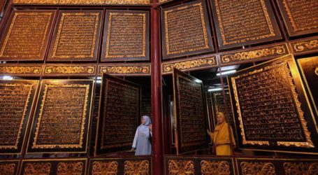 Indonesia: World’s Largest Wooden Quran Amazes Visitors