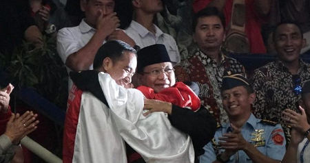 Surprise Moment of Group Hug by Jokowi  and His Political Arch-Rival