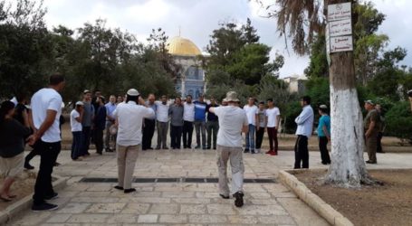 Israeli Fanatics Break Into Aqsa Mosque