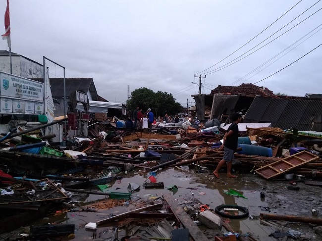 Tsunami in Indonesia Sunda Strait Kills at Least 373 People - MINA News ...