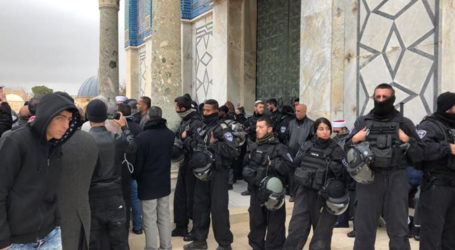 Israeli Police Arrest Aqsa Guards, Detain Worshipers