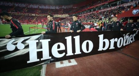 Turkish’s Football Team Displays ‘Hello Brother’ on Banner
