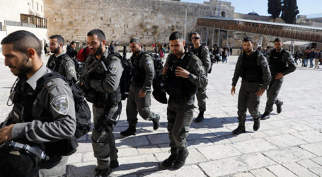 Dozens of Jews Settlers Strom Al-Aqsa on Easter Day