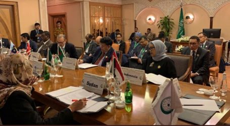 Indonesian FM Attends OIC Summit in Jeddah