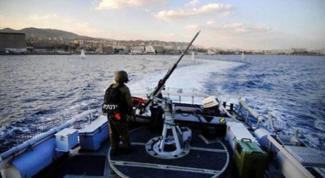 Israeli Forces Arrest Palestinian Fishermen in the Gaza Sea