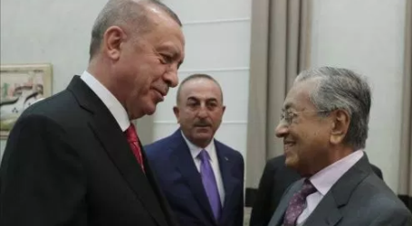 Erdogan Welcomes Mahathir at Ankara Airport
