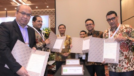 Indonesian-Saudi Businessmen Sign Two Trade Contracts