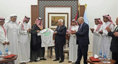 President Abbas Receives Saudi Football Team in Ramallah