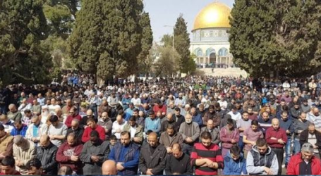 Tens of Thousands of Palestinias Perform Friday Prayers at Al-Aqsa Mosque