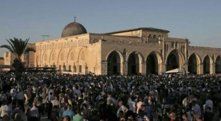 Thousand of Palestinians Perform Dawn Prayer in Al-Aqsa Amid Israel’s Restrictions