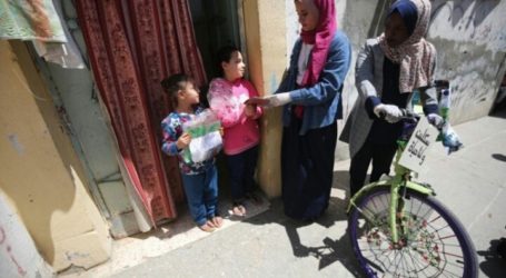 Palestinians Deliver Books to Children During Coronavirus Lockdown