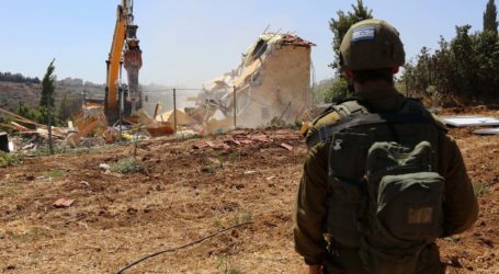Israeli Forces Demolish Palestinian Brick House in north of West Bank