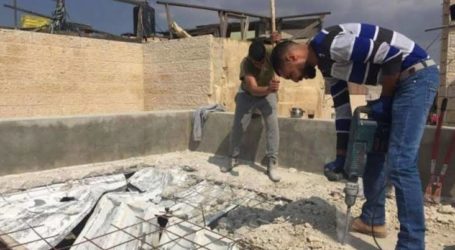Israeli Forces Forced Two Palestinian Families to Destroy Their Own Houses