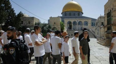Dozens of Jewish Settlers Attack Al-Aqsa Mosque