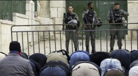 Israeli Police Bans Palestinians for Praying at Al-Aqsa Mosque